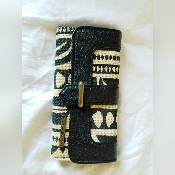 Abstract Design Wallet - Picture 1 of 4